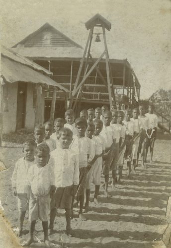 https://www.slq.qld.gov.au/__data/assets/image/0008/59426/Mapoon_Boys.jpg